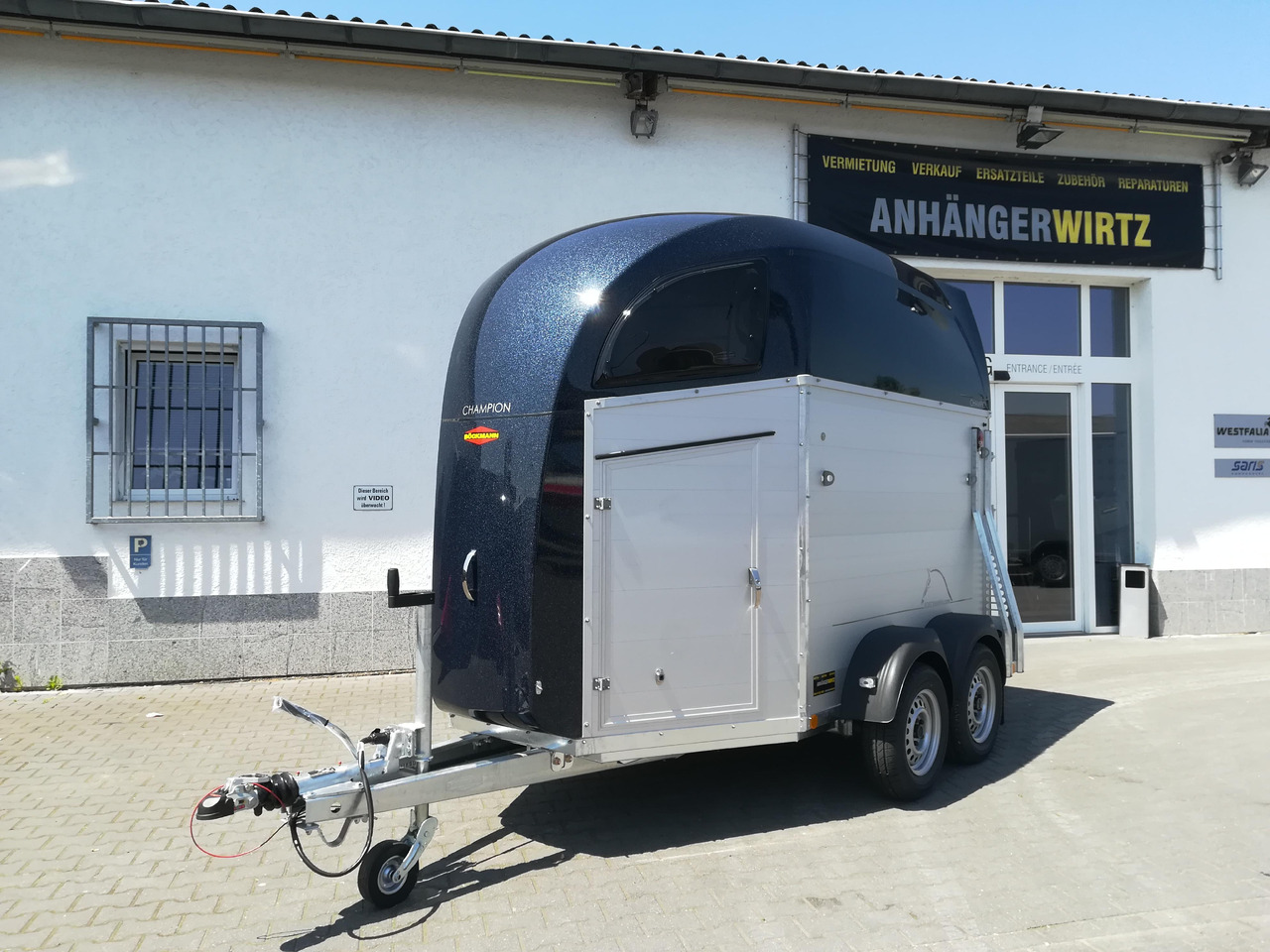Pferdeanhänger Böckmann Champion R Sattelkammer blueline 2400kg CFF+ 100 km/h Modell 2024 - Príves na prepravu koní: obrázok 1 Pferdeanhänger Böckmann Champion R Sattelkammer blueline 2400kg CFF+ 100 km/h Modell 2024 - Príves na prepravu koní: obrázok 1