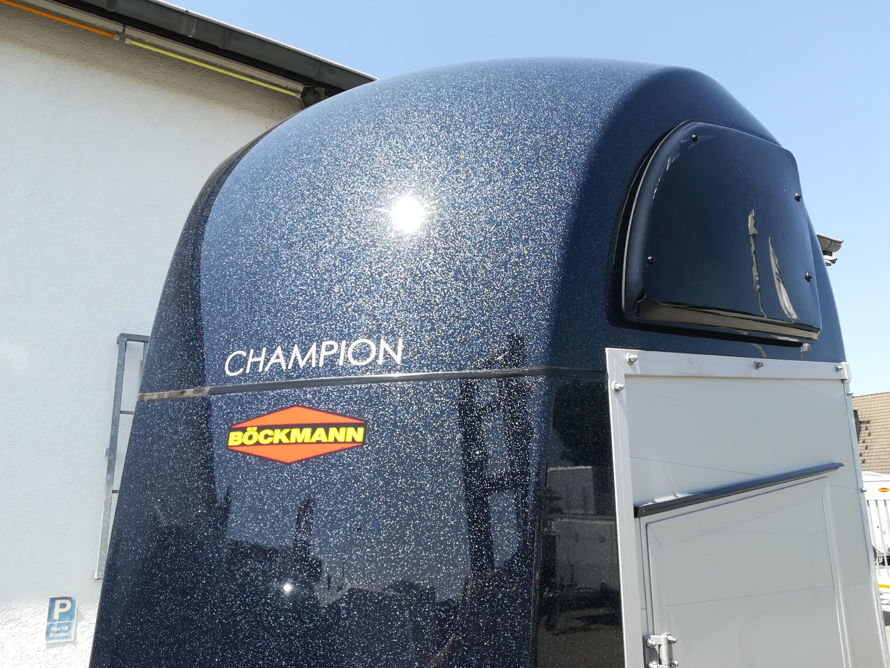 Pferdeanhänger Böckmann Champion R Sattelkammer blueline 2400kg CFF+ 100 km/h Modell 2024 - Príves na prepravu koní: obrázok 2 Pferdeanhänger Böckmann Champion R Sattelkammer blueline 2400kg CFF+ 100 km/h Modell 2024 - Príves na prepravu koní: obrázok 2