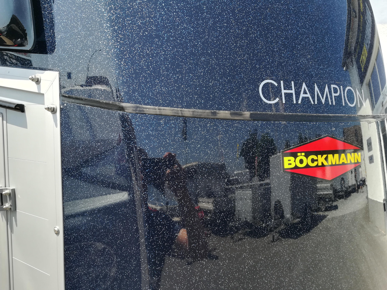 Pferdeanhänger Böckmann Champion R Sattelkammer blueline 2400kg CFF+ 100 km/h Modell 2024 - Príves na prepravu koní: obrázok 5 Pferdeanhänger Böckmann Champion R Sattelkammer blueline 2400kg CFF+ 100 km/h Modell 2024 - Príves na prepravu koní: obrázok 5