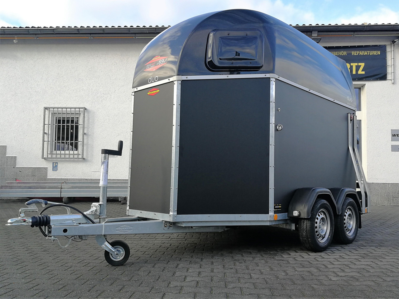 Pferdeanhänger Böckmann DUO Esprit silver black Haube schwarz 2400kg Modell 2024 - Príves na prepravu koní: obrázok 3 Pferdeanhänger Böckmann DUO Esprit silver black Haube schwarz 2400kg Modell 2024 - Príves na prepravu koní: obrázok 3