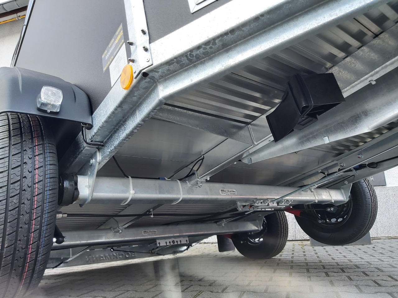 Pferdeanhänger Böckmann DUO Esprit silver black Sattelkammer Aluboden TS 100km/H 2400kg - Príves na prepravu koní: obrázok 1 Pferdeanhänger Böckmann DUO Esprit silver black Sattelkammer Aluboden TS 100km/H 2400kg - Príves na prepravu koní: obrázok 1