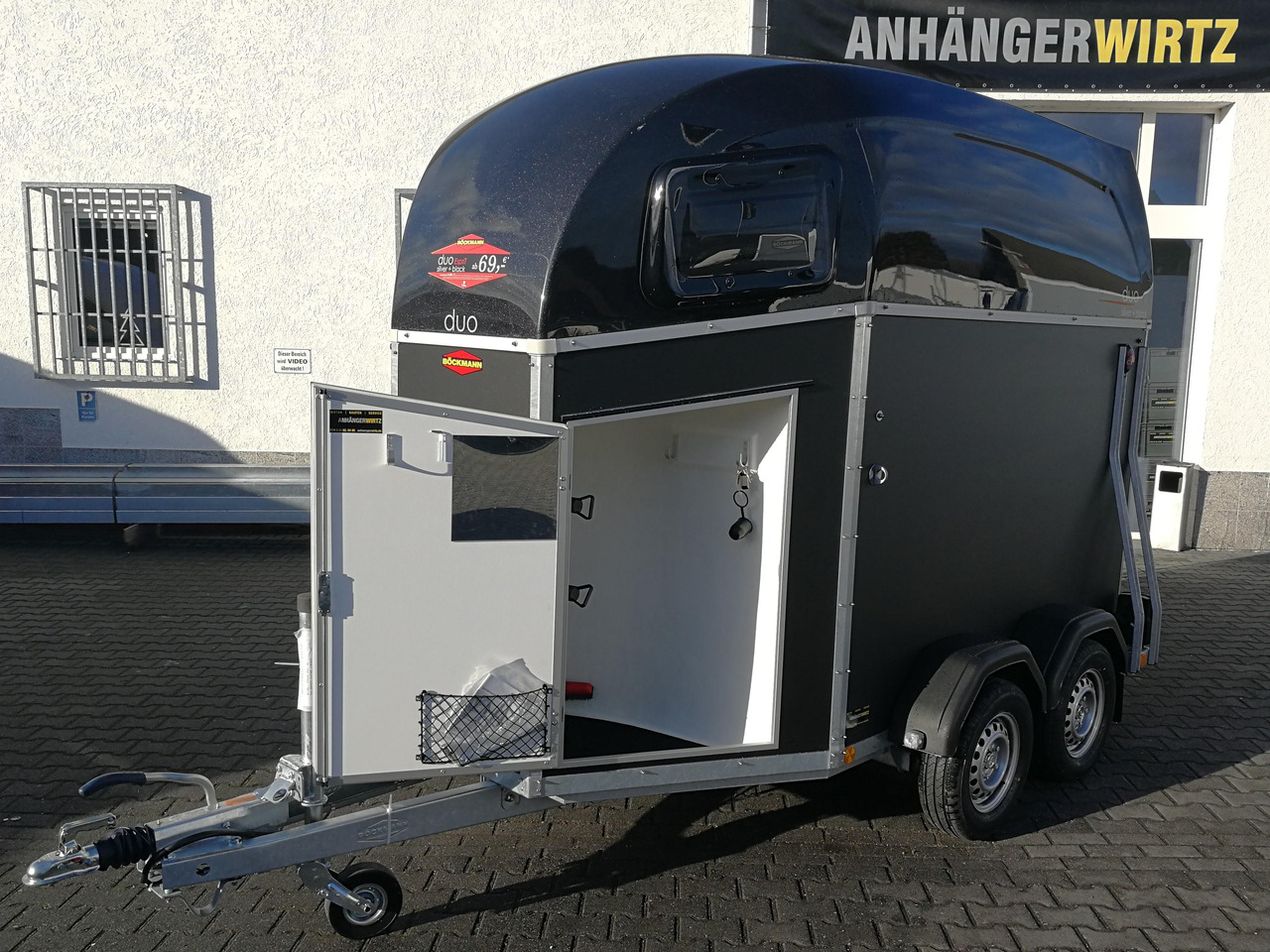 Pferdeanhänger Böckmann DUO Esprit silver black Sattelkammer Aluboden Trittschutz 2400kg 100 km/H - Príves na prepravu koní: obrázok 3 Pferdeanhänger Böckmann DUO Esprit silver black Sattelkammer Aluboden Trittschutz 2400kg 100 km/H - Príves na prepravu koní: obrázok 3