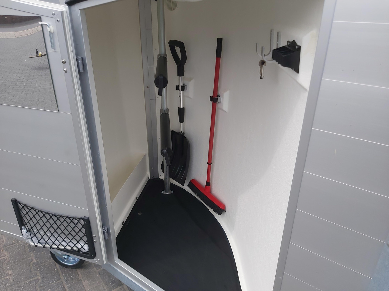 Pferdeanhänger Böckmann Portax Esprit silver&black silver SKASattelkammer Trittschutz 100km/H 2400kg - Príves na prepravu koní: obrázok 4 Pferdeanhänger Böckmann Portax Esprit silver&black silver SKASattelkammer Trittschutz 100km/H 2400kg - Príves na prepravu koní: obrázok 4