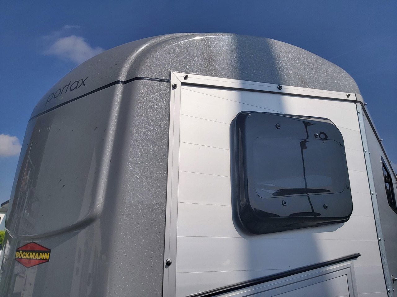 Pferdeanhänger Böckmann Portax Esprit silver&black silver SKASattelkammer Trittschutz 100km/H 2400kg - Príves na prepravu koní: obrázok 2 Pferdeanhänger Böckmann Portax Esprit silver&black silver SKASattelkammer Trittschutz 100km/H 2400kg - Príves na prepravu koní: obrázok 2