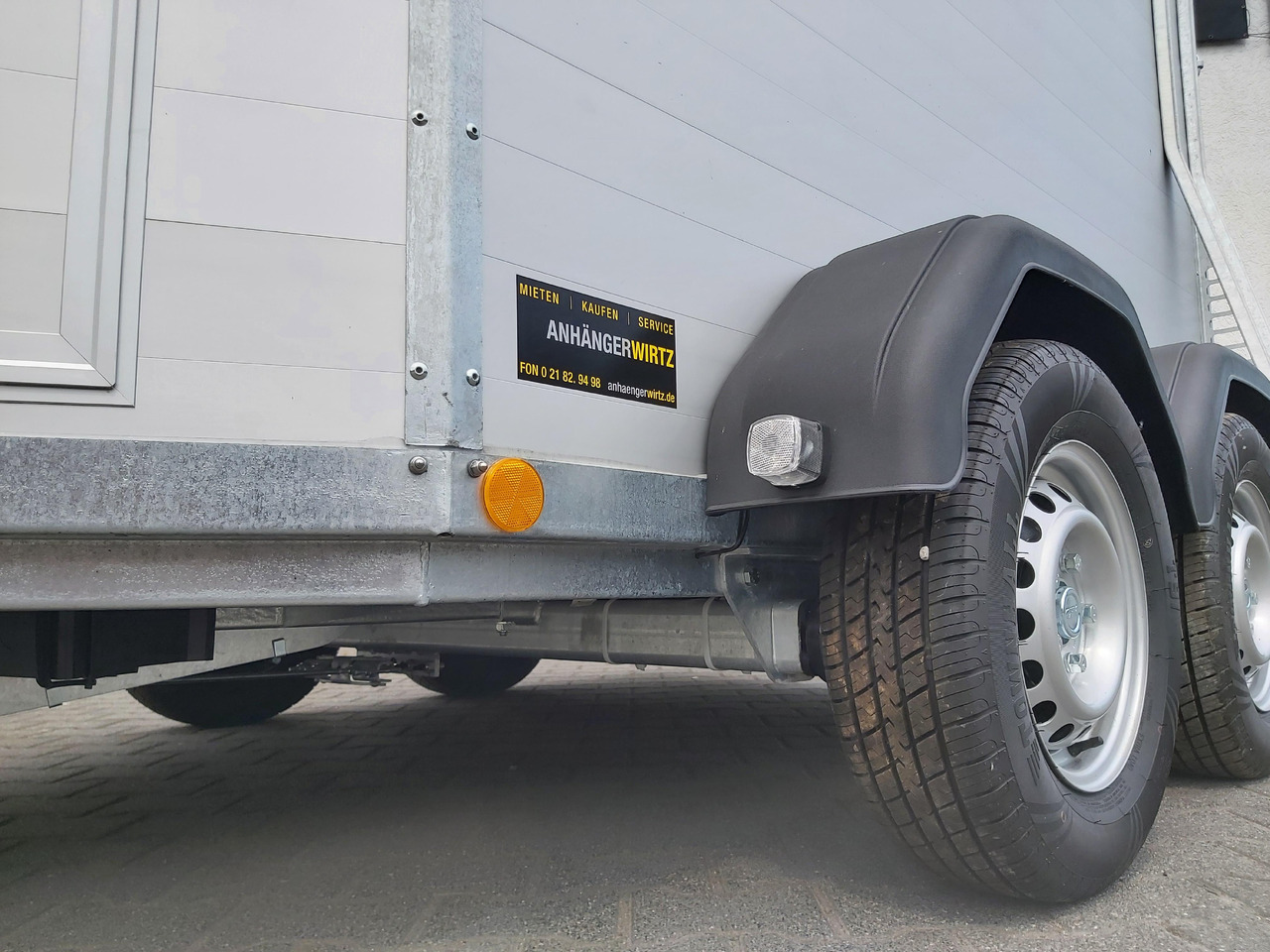 Pferdeanhänger Böckmann Portax Esprit silver&black silver SKASattelkammer Trittschutz 100km/H 2400kg - Príves na prepravu koní: obrázok 5 Pferdeanhänger Böckmann Portax Esprit silver&black silver SKASattelkammer Trittschutz 100km/H 2400kg - Príves na prepravu koní: obrázok 5