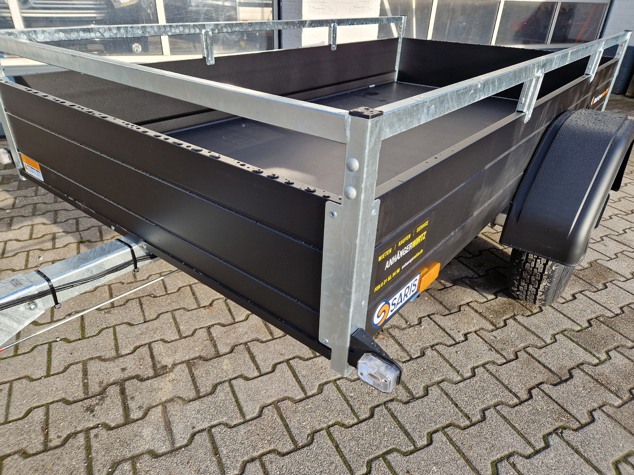 Saris Anhänger DV135 McAlu Pro MP 255x133x43cm blackline (S) 1350kg black deal Aktion - Auto príves: obrázok 2 Saris Anhänger DV135 McAlu Pro MP 255x133x43cm blackline (S) 1350kg black deal Aktion - Auto príves: obrázok 2