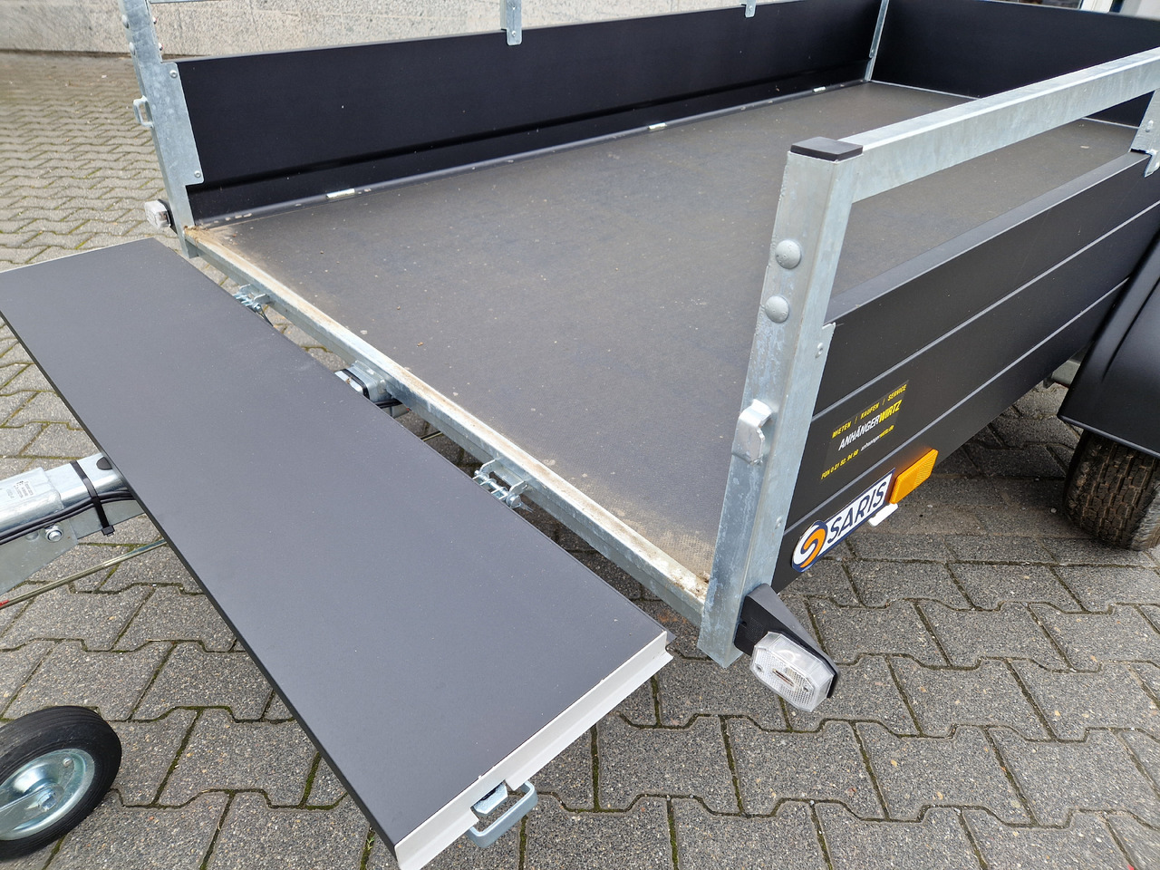 Saris Anhänger DV135 McAlu Pro MP 255x133x44cm black klappbare Vorderwand 1350kg - Auto príves: obrázok 4 Saris Anhänger DV135 McAlu Pro MP 255x133x44cm black klappbare Vorderwand 1350kg - Auto príves: obrázok 4