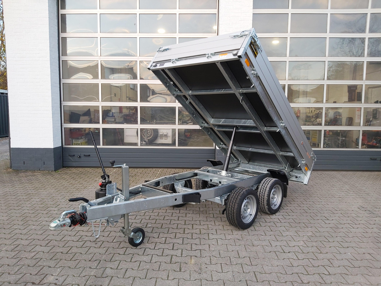 Saris Kipper K1 276 150 2000 2 276x150x30cm silver Handpumpe 13" (S) 2000kg - Príves sklápěcí: obrázok 1 Saris Kipper K1 276 150 2000 2 276x150x30cm silver Handpumpe 13" (S) 2000kg - Príves sklápěcí: obrázok 1