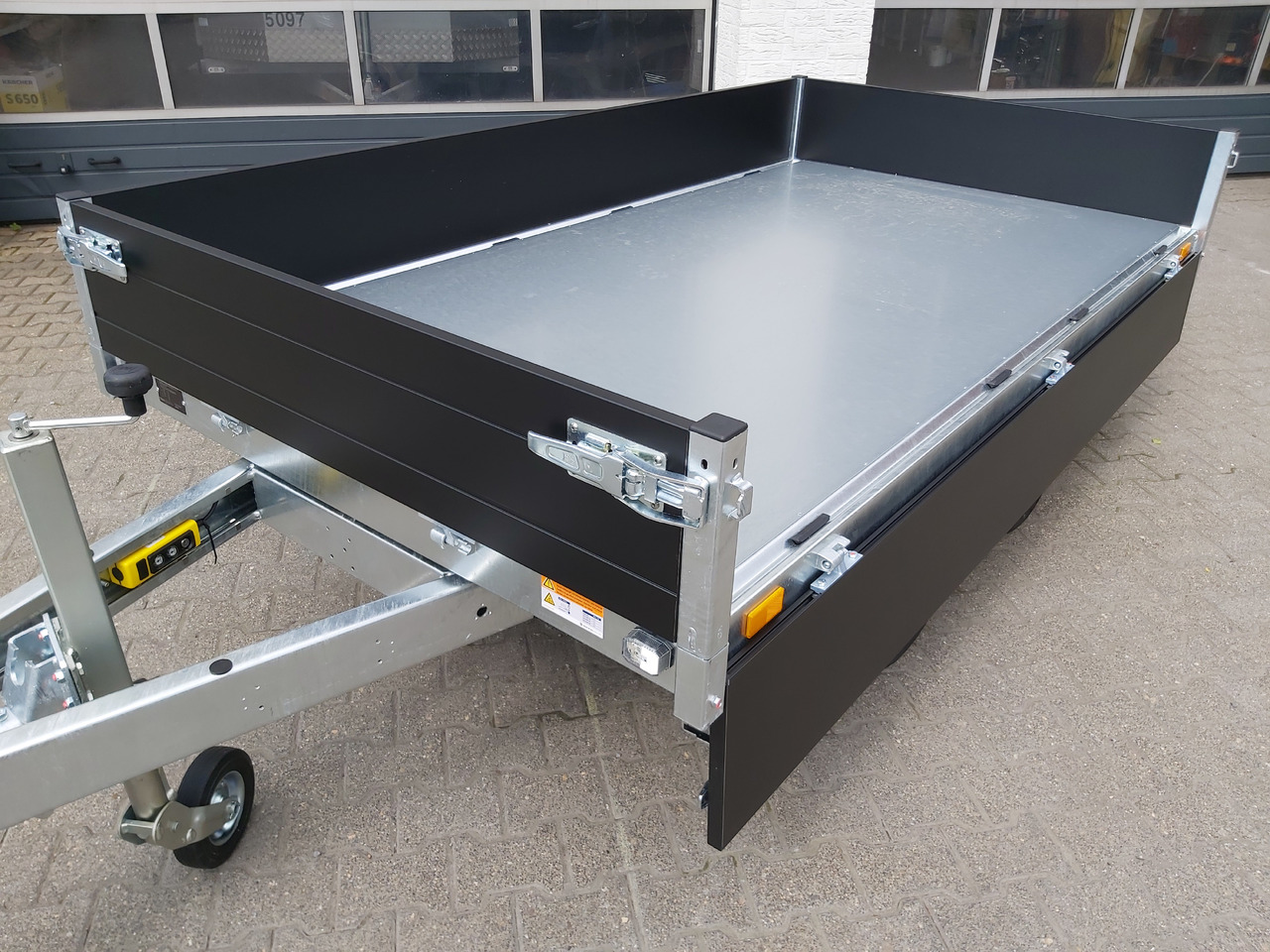 Saris Kipper K1 276 150 2000 2 E 276x150x30cm Elektro black Edition 13" 2000kg - Príves sklápěcí: obrázok 2 Saris Kipper K1 276 150 2000 2 E 276x150x30cm Elektro black Edition 13" 2000kg - Príves sklápěcí: obrázok 2
