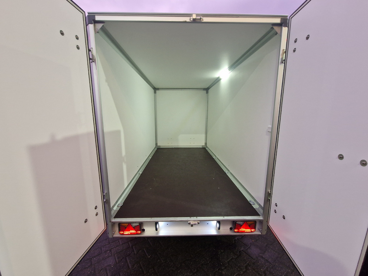 Variant 2517 C4 Edition black 346x168x188cm Alufelgen 2500kg 100 km/H - Príves skriňové: obrázok 3 Variant 2517 C4 Edition black 346x168x188cm Alufelgen 2500kg 100 km/H - Príves skriňové: obrázok 3