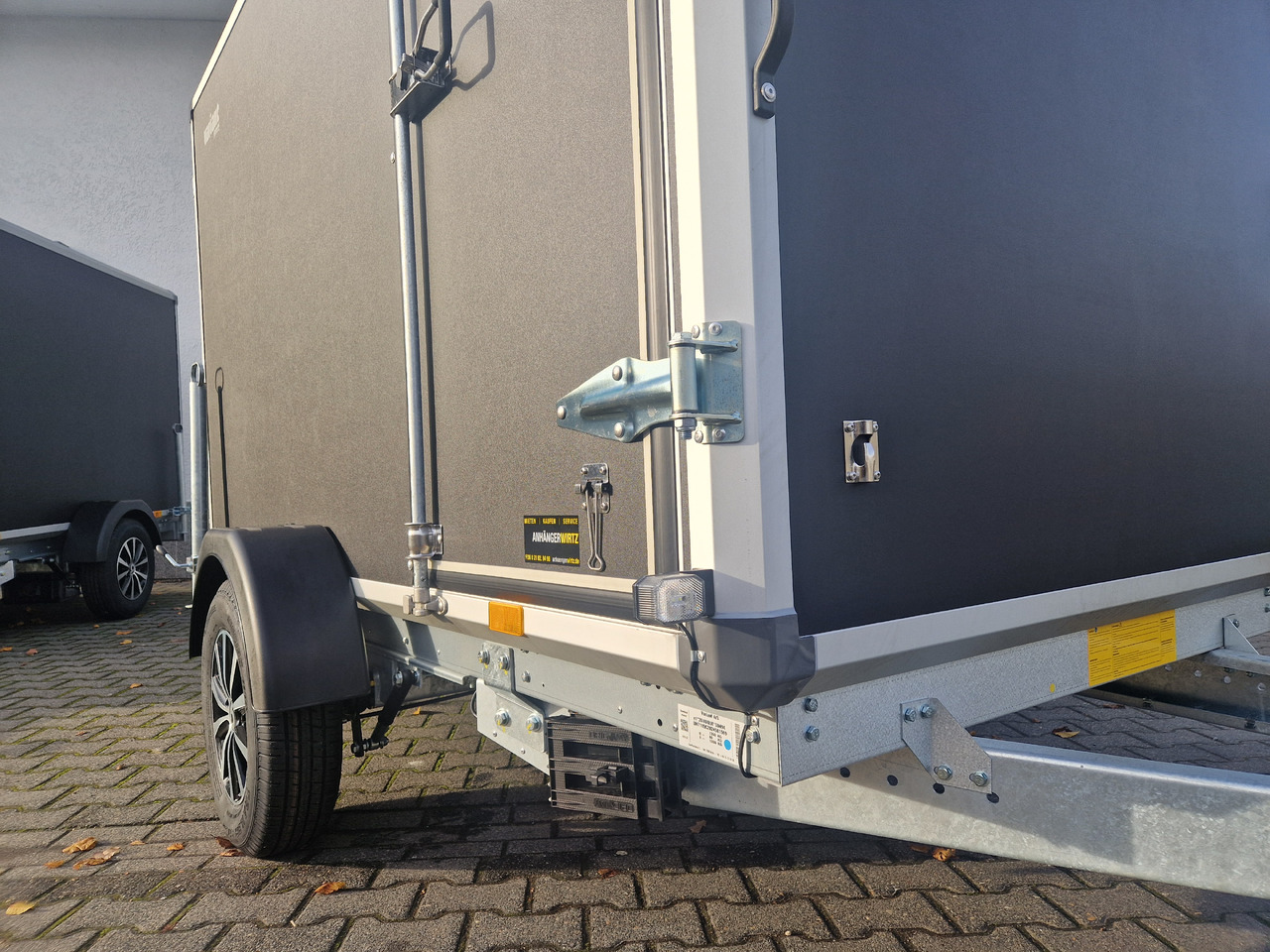 Variant C1315 C2 Edition black 258x148x157cm Alufelgen Seitentür 1350kg 100km/H black deal - Príves skriňové: obrázok 3 Variant C1315 C2 Edition black 258x148x157cm Alufelgen Seitentür 1350kg 100km/H black deal - Príves skriňové: obrázok 3