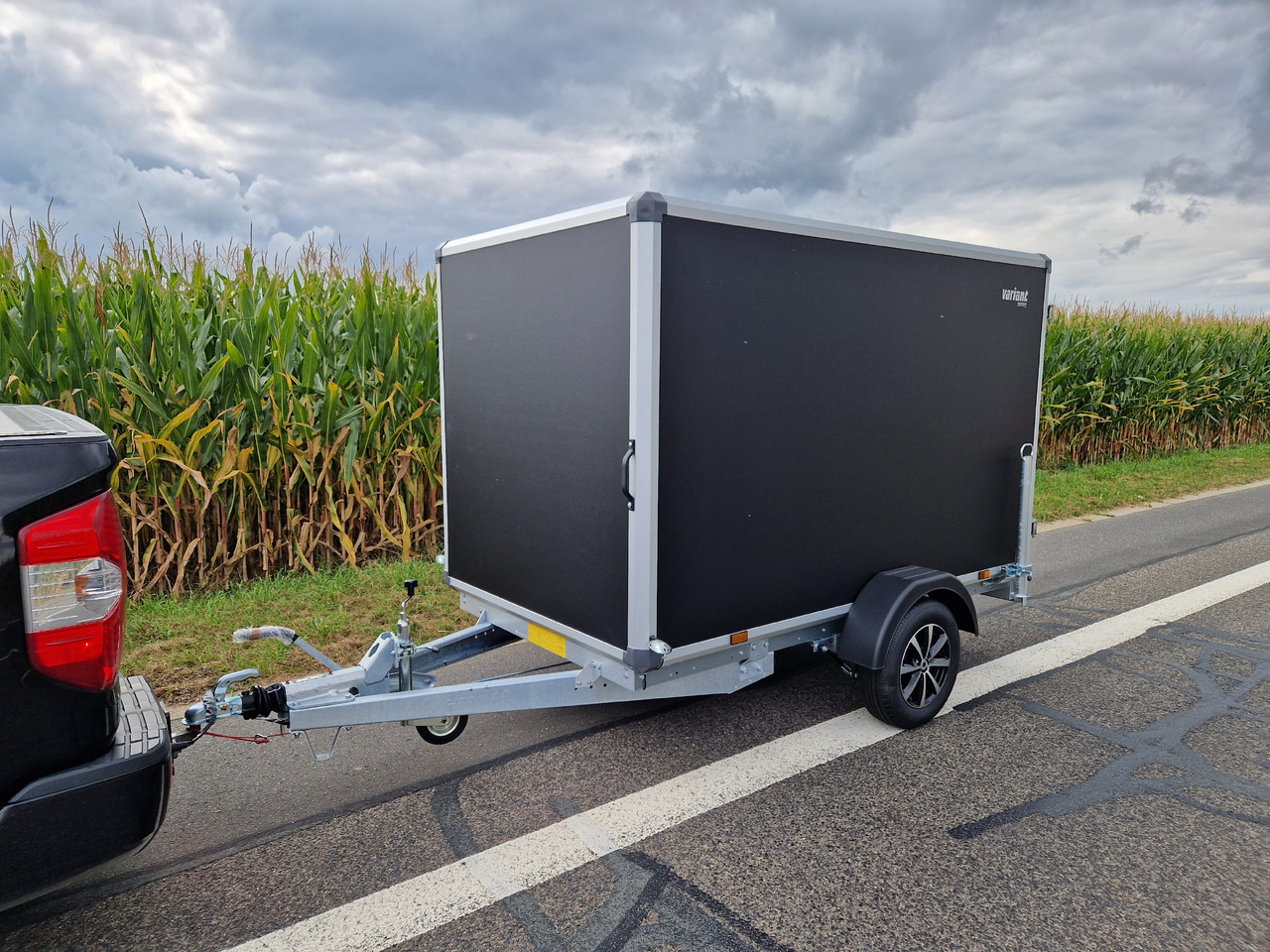 Variant C1315 C2 Edition black 258x148x157cm Alufelgen darkline 1350kg 100km/H 2024 black deal - Príves skriňové: obrázok 2 Variant C1315 C2 Edition black 258x148x157cm Alufelgen darkline 1350kg 100km/H 2024 black deal - Príves skriňové: obrázok 2