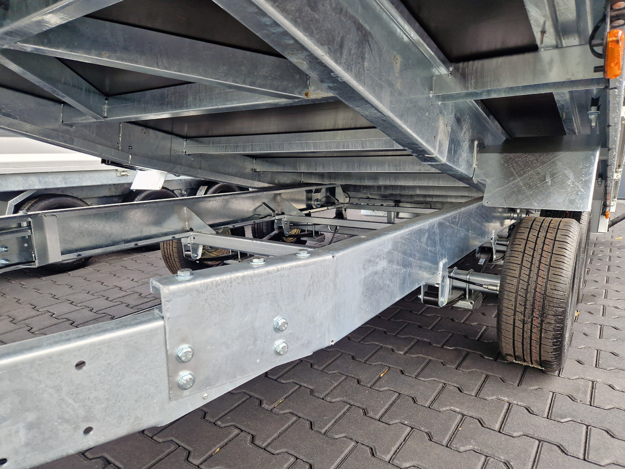 Variant Maschinentransporter 3542 UX Maxi Load Tandem Parabelfeder LED Felgen black 3500kg - Prepravník stavebných strojov: obrázok 5 Variant Maschinentransporter 3542 UX Maxi Load Tandem Parabelfeder LED Felgen black 3500kg - Prepravník stavebných strojov: obrázok 5