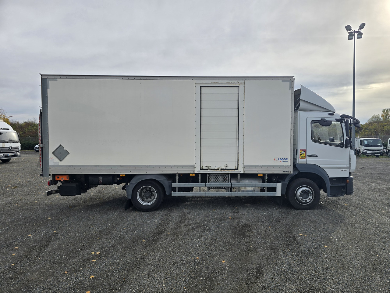 MERCEDES-BENZ Atego 1218 - Box - LIFT - SIDE DOOR - ADR - Skříňový nákladní auto: obrázok 3 MERCEDES-BENZ Atego 1218 - Box - LIFT - SIDE DOOR - ADR - Skříňový nákladní auto: obrázok 3