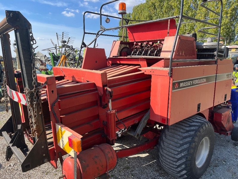 Massey Ferguson 187 - Lis na hranaté balíky: obrázok 4 Massey Ferguson 187 - Lis na hranaté balíky: obrázok 4