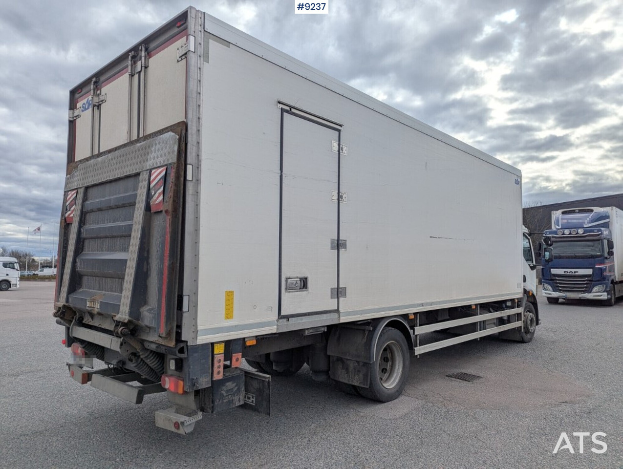 Refrigerated Box truck Volvo FL 260 4X2 with tail lift (SEE VIDEO) - Chladirenské nákladné vozidlo: obrázok 4 Refrigerated Box truck Volvo FL 260 4X2 with tail lift (SEE VIDEO) - Chladirenské nákladné vozidlo: obrázok 4