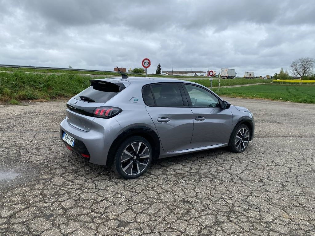 Peugeot e208 136/GT-Line Toit Panoramique 1er Main - Automobil: obrázok 4 Peugeot e208 136/GT-Line Toit Panoramique 1er Main - Automobil: obrázok 4