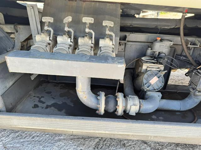 Cisternové vozidlo na prepravu palivo Renault MIDLUM 210 CITERNE MERCERON 11000 L 4 COMPARTIMENTS: obrázok 14 Cisternové vozidlo na prepravu palivo Renault MIDLUM 210 CITERNE MERCERON 11000 L 4 COMPARTIMENTS: obrázok 14