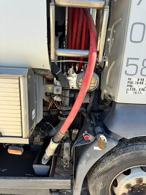 Cisternové vozidlo na prepravu palivo Renault MIDLUM 210 CITERNE MERCERON 11000 L 4 COMPARTIMENTS: obrázok 13 Cisternové vozidlo na prepravu palivo Renault MIDLUM 210 CITERNE MERCERON 11000 L 4 COMPARTIMENTS: obrázok 13