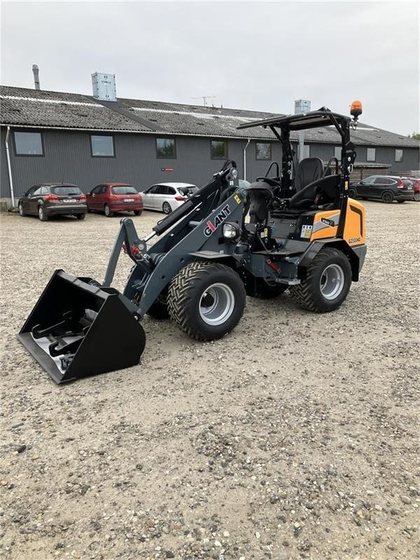 GiANT G2500HD Med skovl og pallegaffel - Kĺbový nakladač: obrázok 2 GiANT G2500HD Med skovl og pallegaffel - Kĺbový nakladač: obrázok 2