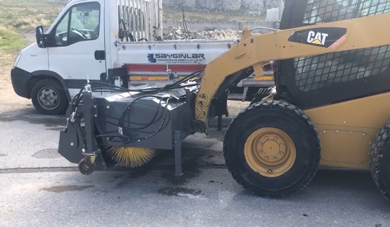 SAYGINLAR SKID STEER MOUNTED ROAD SWEEPER - Zametač pre Šmykom riadený nakladač: obrázok 1 SAYGINLAR SKID STEER MOUNTED ROAD SWEEPER - Zametač pre Šmykom riadený nakladač: obrázok 1