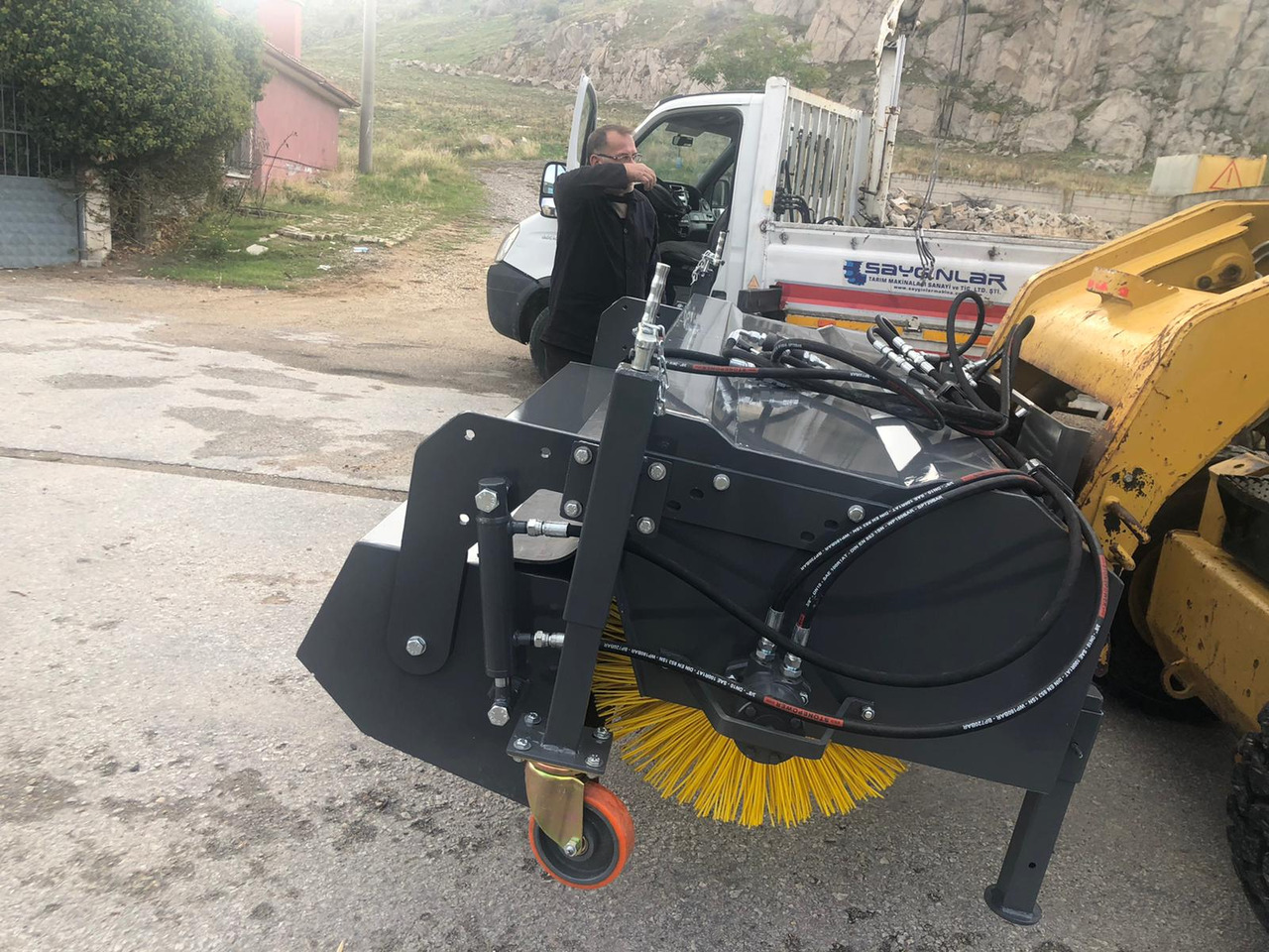 SAYGINLAR SKID STEER MOUNTED ROAD SWEEPER - Zametač pre Šmykom riadený nakladač: obrázok 4 SAYGINLAR SKID STEER MOUNTED ROAD SWEEPER - Zametač pre Šmykom riadený nakladač: obrázok 4