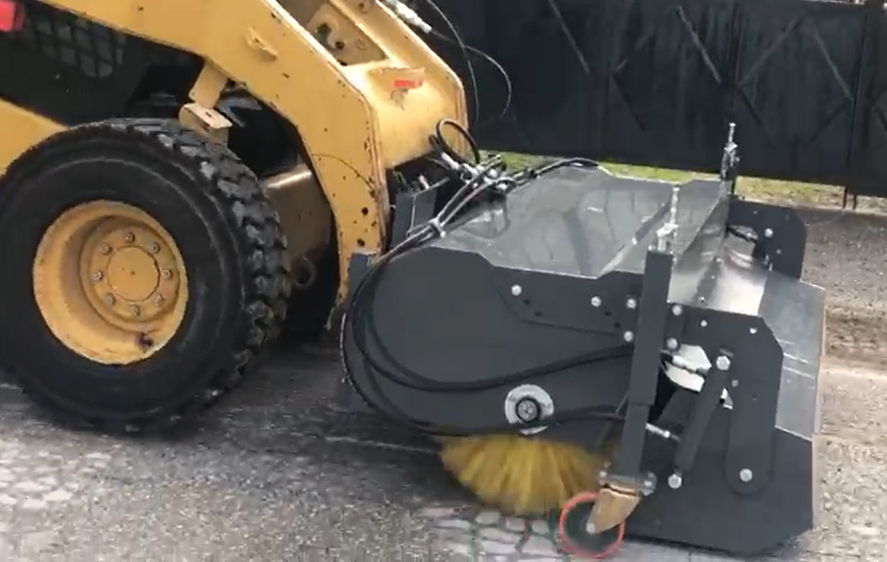 SAYGINLAR SKID STEER MOUNTED ROAD SWEEPER - Zametač pre Šmykom riadený nakladač: obrázok 2 SAYGINLAR SKID STEER MOUNTED ROAD SWEEPER - Zametač pre Šmykom riadený nakladač: obrázok 2