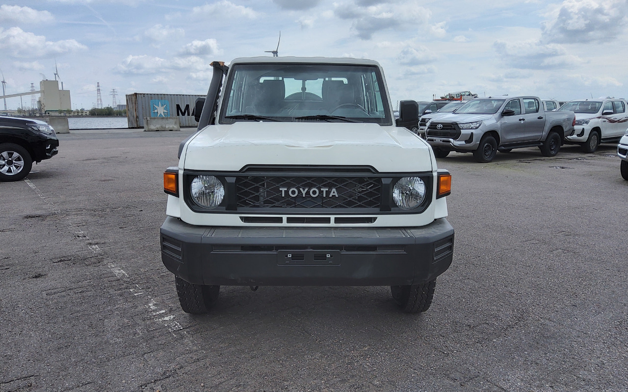 Toyota Toyota Land cruiser 79 grj double cabin 4.0L Petrol Manual 5 SEATS/PLACES - Pick-up: obrázok 4 Toyota Toyota Land cruiser 79 grj double cabin 4.0L Petrol Manual 5 SEATS/PLACES - Pick-up: obrázok 4