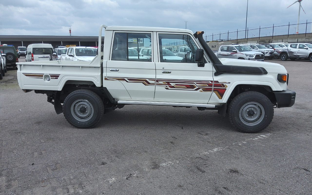 Toyota Toyota Land cruiser 79 grj double cabin 4.0L Petrol Manual 5 SEATS/PLACES - Pick-up: obrázok 2 Toyota Toyota Land cruiser 79 grj double cabin 4.0L Petrol Manual 5 SEATS/PLACES - Pick-up: obrázok 2