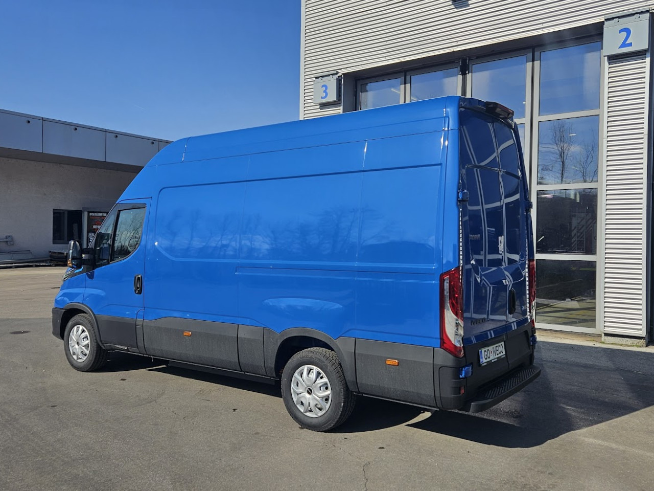 IVECO Daily 35 C 18H - Mikrobus, Elektrická dodávka: obrázok 3 IVECO Daily 35 C 18H - Mikrobus, Elektrická dodávka: obrázok 3