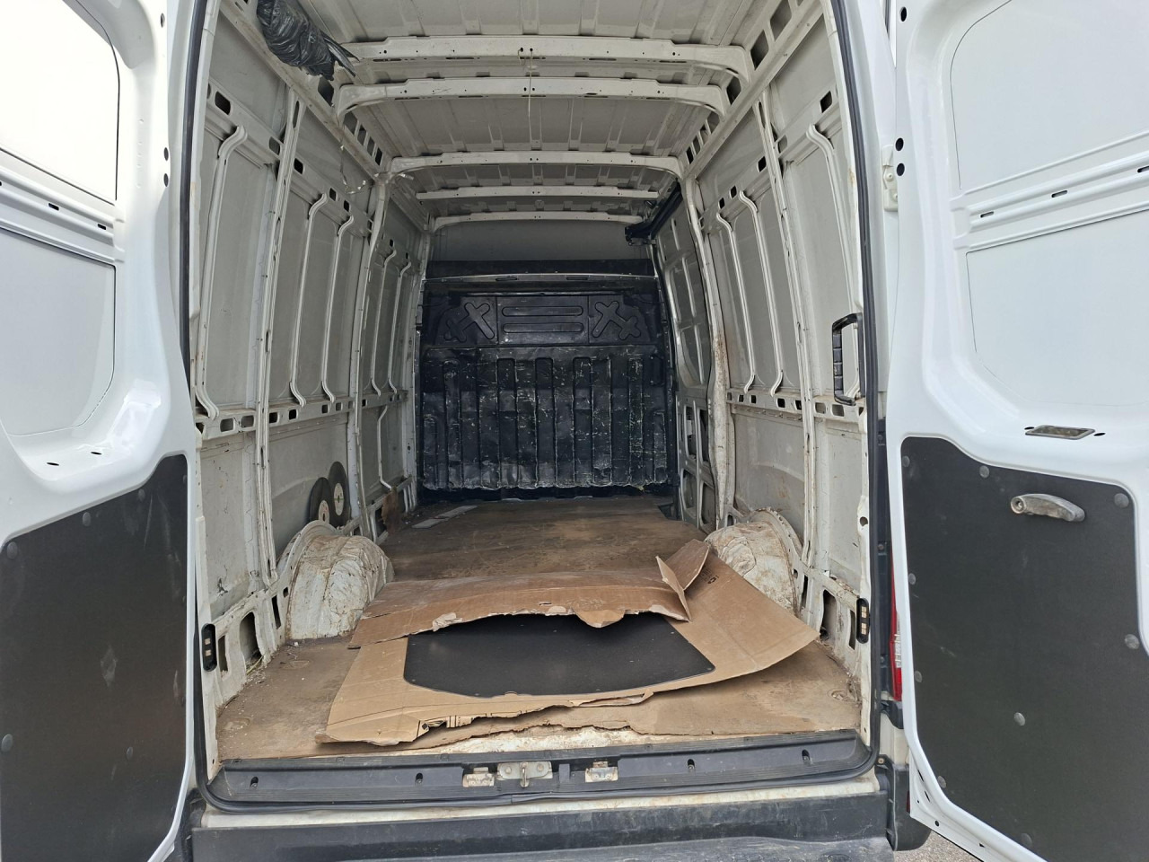 IVECO Daily 35S13V - Mikrobus: obrázok 5 IVECO Daily 35S13V - Mikrobus: obrázok 5