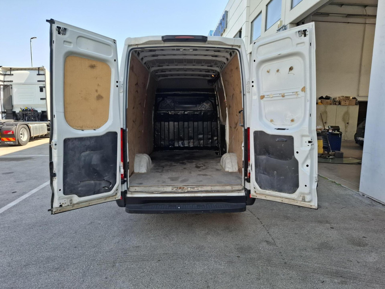 IVECO Daily 35S14V - Mikrobus: obrázok 5 IVECO Daily 35S14V - Mikrobus: obrázok 5