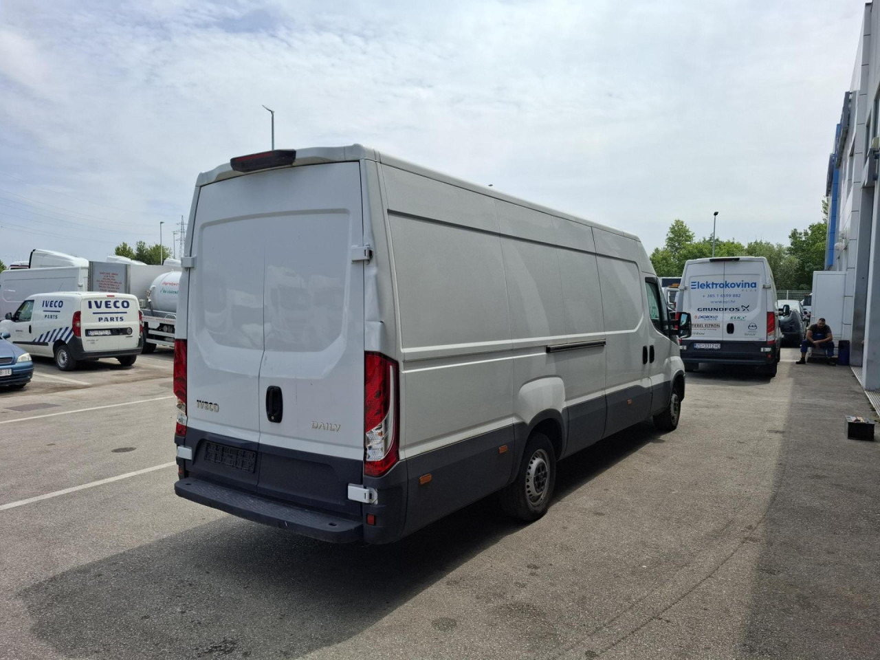 IVECO Daily 35S16V - Mikrobus: obrázok 4 IVECO Daily 35S16V - Mikrobus: obrázok 4