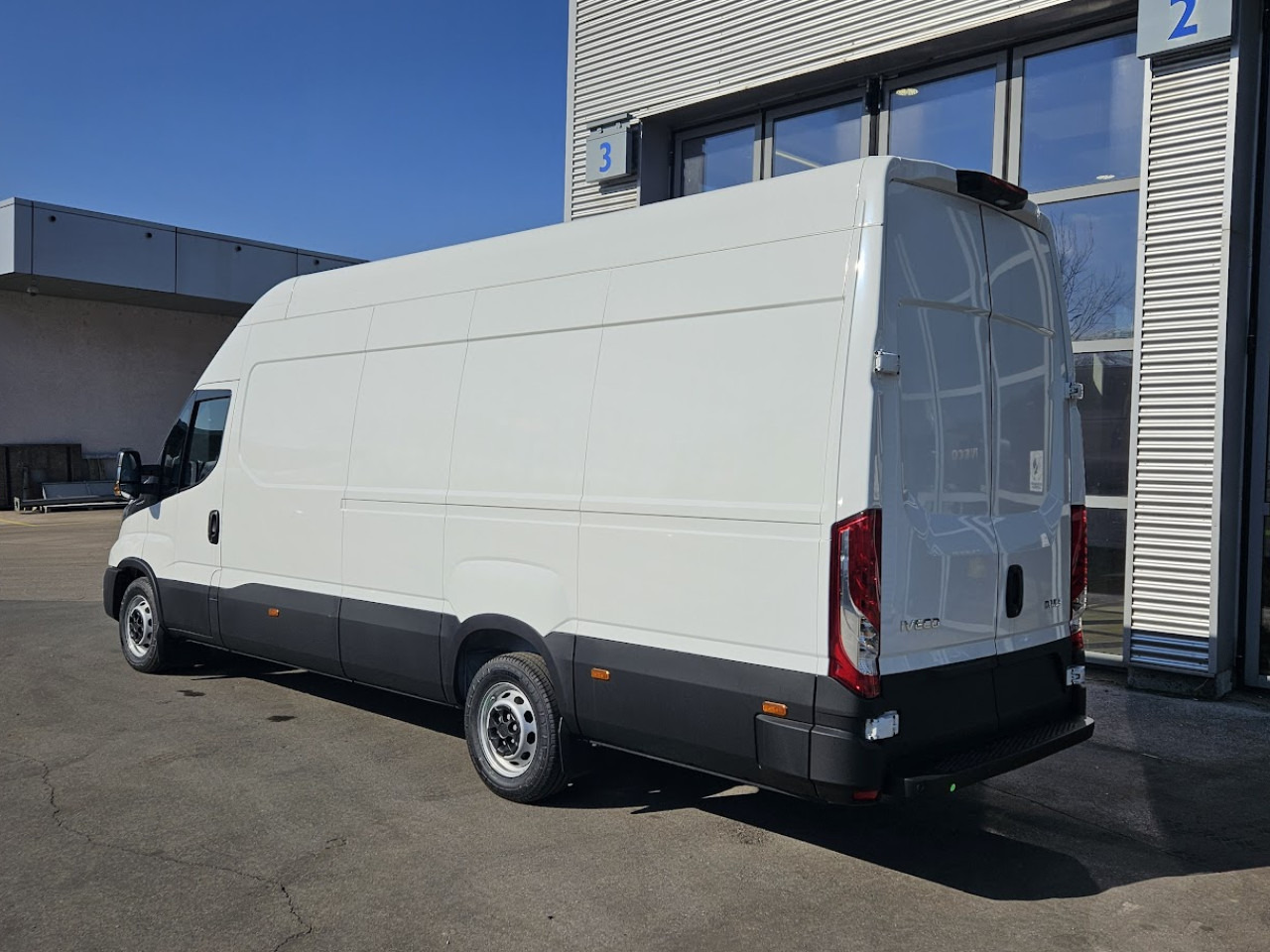 IVECO Daily 35S18H A8 - Mikrobus: obrázok 3 IVECO Daily 35S18H A8 - Mikrobus: obrázok 3