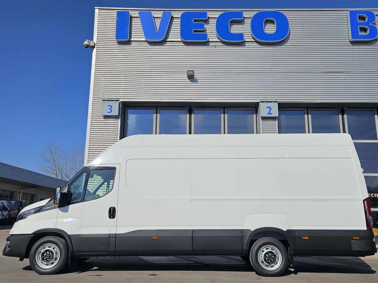 IVECO Daily 35S18H A8 - Mikrobus: obrázok 2 IVECO Daily 35S18H A8 - Mikrobus: obrázok 2