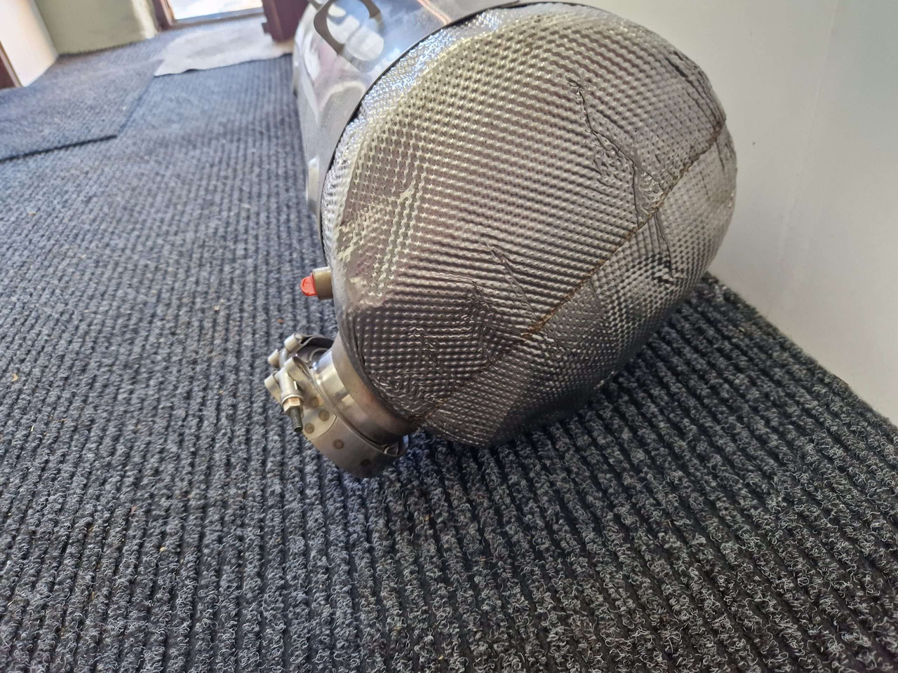 Exhaust silencer JCB 320/B6251 SCR Adblue - Motor a diely pre Stavebné stroje: obrázok 3 Exhaust silencer JCB 320/B6251 SCR Adblue - Motor a diely pre Stavebné stroje: obrázok 3