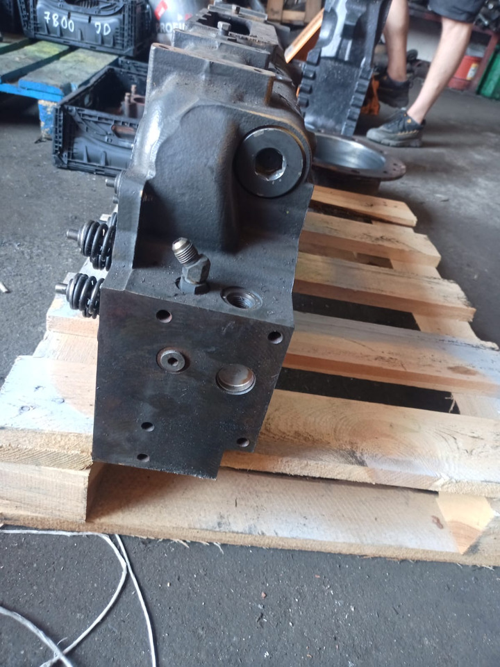 Claas Xerion Cat C9 - głowica cylindrów 2134360 213-4360 332-3619 - Hlava valcov pre Poľnohospodárske stroje: obrázok 5 Claas Xerion Cat C9 - głowica cylindrów 2134360 213-4360 332-3619 - Hlava valcov pre Poľnohospodárske stroje: obrázok 5