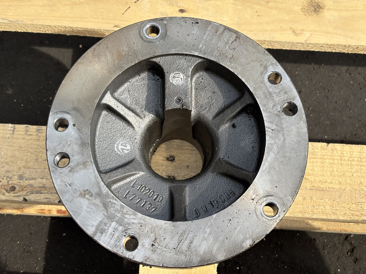 John Deere 6630 Obudowa łożyska L77137 L102019 - Diely pásového podvozku pre Poľnohospodárske stroje: obrázok 1 John Deere 6630 Obudowa łożyska L77137 L102019 - Diely pásového podvozku pre Poľnohospodárske stroje: obrázok 1