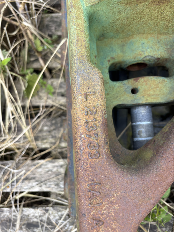 John Deere 6xxxR - support osi przedniej L213734 L213733 - Predná náprava: obrázok 2 John Deere 6xxxR - support osi przedniej L213734 L213733 - Predná náprava: obrázok 2