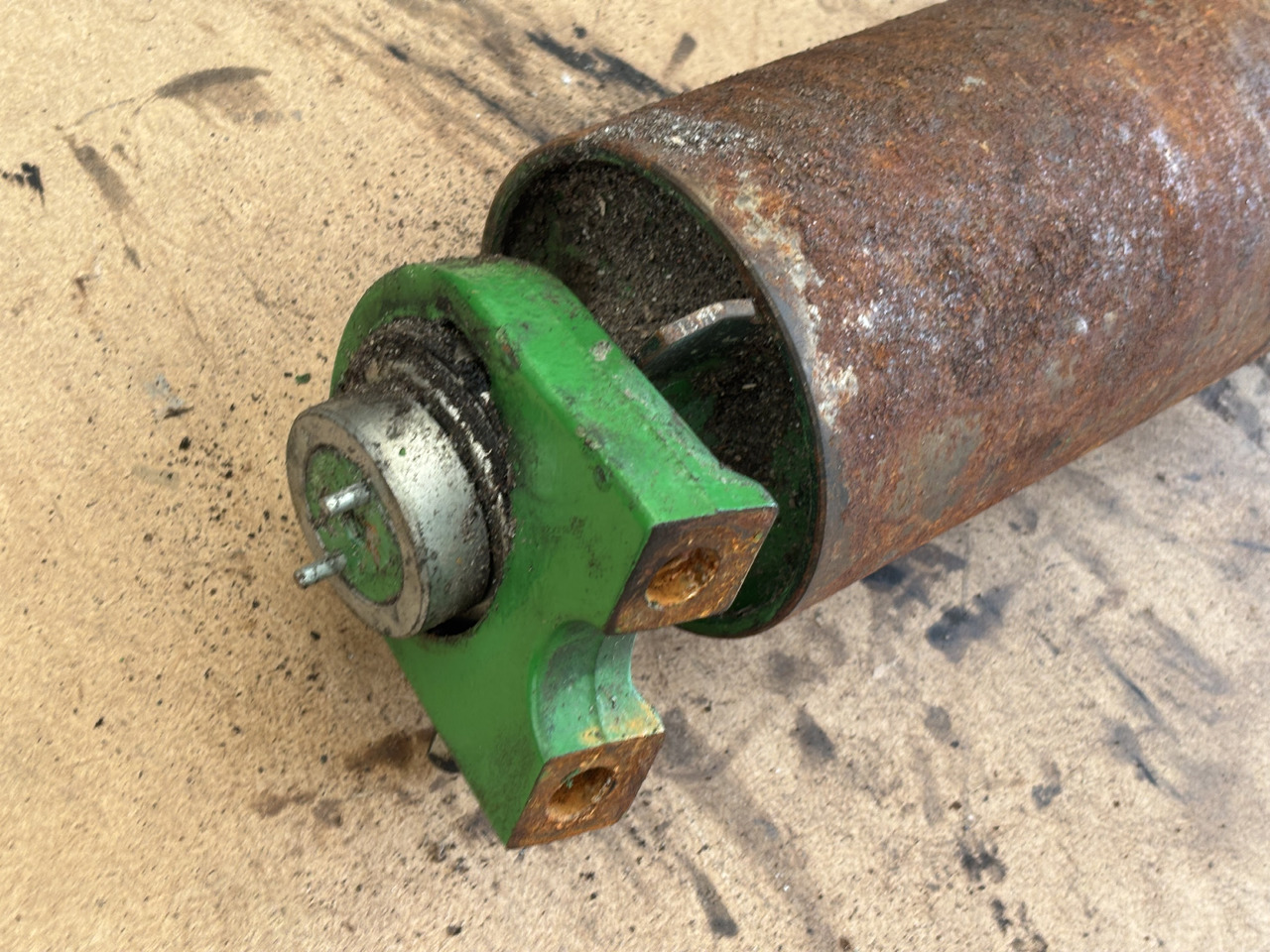 John Deere 8600 Walec Gładki Obudowa Łożyska AXE14946 HXE100665 - Diely pásového podvozku pre Poľnohospodárske stroje: obrázok 1 John Deere 8600 Walec Gładki Obudowa Łożyska AXE14946 HXE100665 - Diely pásového podvozku pre Poľnohospodárske stroje: obrázok 1