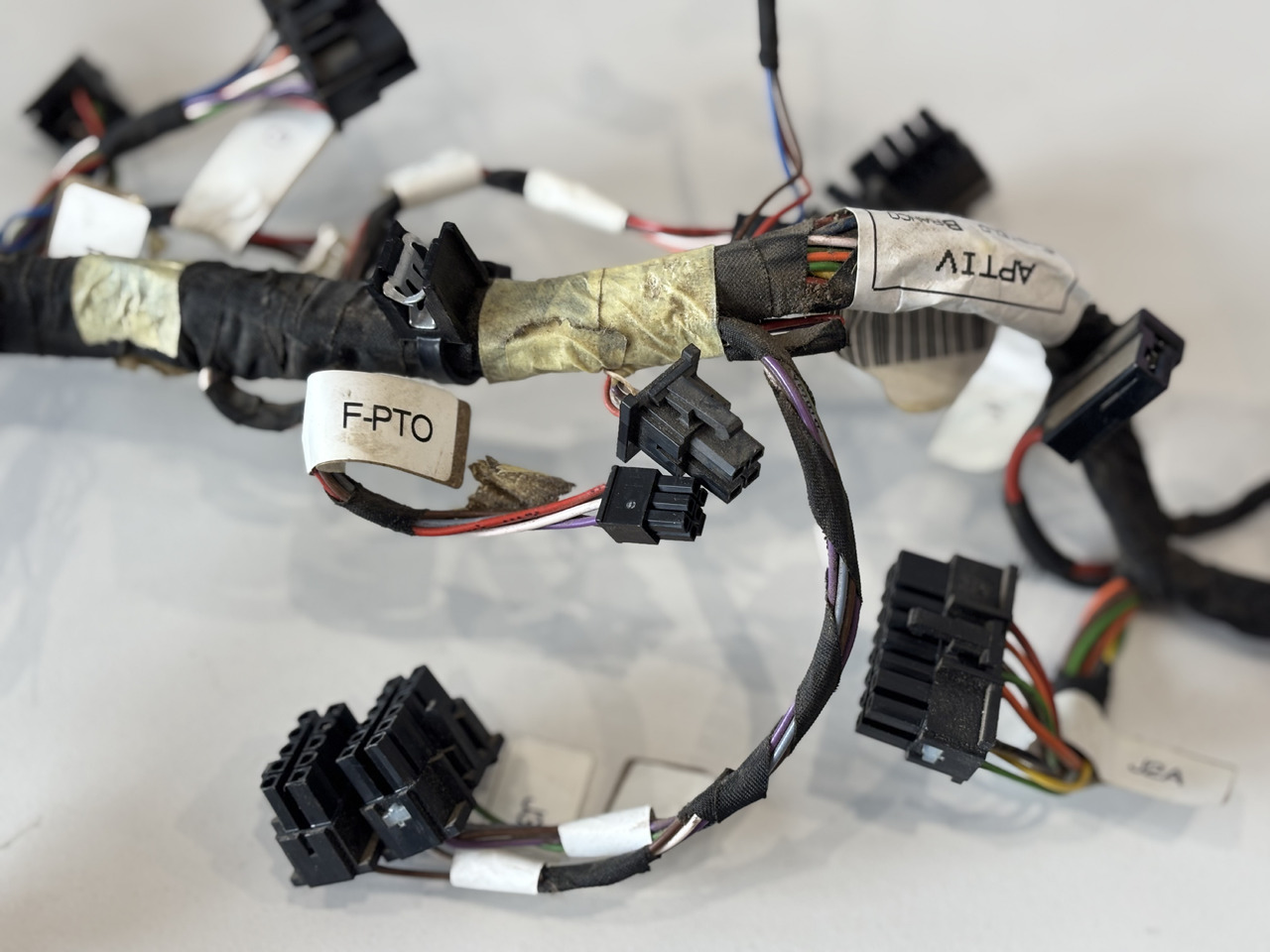 John Deere Wiązka Elektronika Kabli Podłokietnika NGOI MFTC AL222738 - Kábel/ Káblový zväzok pre Poľnohospodárske stroje: obrázok 3 John Deere Wiązka Elektronika Kabli Podłokietnika NGOI MFTC AL222738 - Kábel/ Káblový zväzok pre Poľnohospodárske stroje: obrázok 3