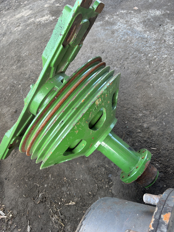 John Deere X9 1000 1100 - Front End Belt Drive Sheave, Fixed Speed W/ Clutch, LH - Remeň pre Poľnohospodárske stroje: obrázok 1 John Deere X9 1000 1100 - Front End Belt Drive Sheave, Fixed Speed W/ Clutch, LH - Remeň pre Poľnohospodárske stroje: obrázok 1