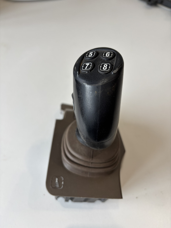John Deere seria 6000 7000 8000 R - joystick 5-funkcyjny CommandARM RE573554 - Radiaca páka pre Poľnohospodárske stroje: obrázok 2 John Deere seria 6000 7000 8000 R - joystick 5-funkcyjny CommandARM RE573554 - Radiaca páka pre Poľnohospodárske stroje: obrázok 2
