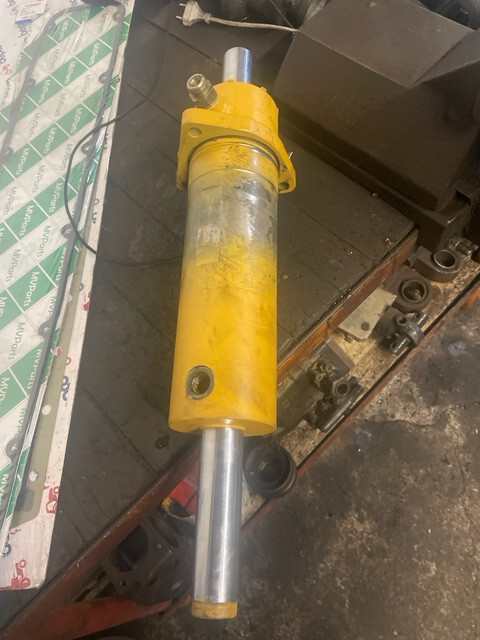 Siłownik skrętu Cat th360 , th330 , th220 - Hydraulický valec pre Teleskopický nakladač: obrázok 1 Siłownik skrętu Cat th360 , th330 , th220 - Hydraulický valec pre Teleskopický nakladač: obrázok 1