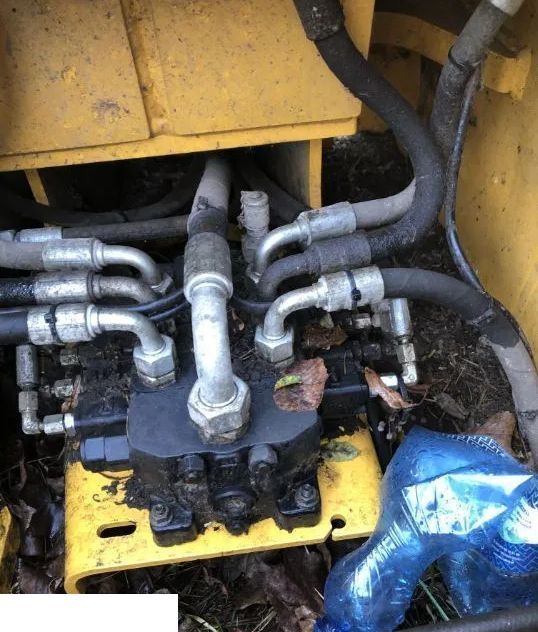 VOLVO L 30 - Rozdzielacz Hydrauliczny Ładowarki - Hydraulický ventil pre Kolesový nakladač: obrázok 1 VOLVO L 30 - Rozdzielacz Hydrauliczny Ładowarki - Hydraulický ventil pre Kolesový nakladač: obrázok 1