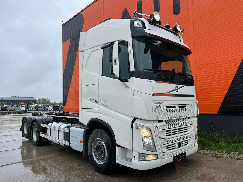 Volvo FH 540 6x4 HIAB 21 ton / L=5600 mm / RETARDER / TANDEM AXLE LIFT - Hákový nosič kontajnerov: obrázok 4 Volvo FH 540 6x4 HIAB 21 ton / L=5600 mm / RETARDER / TANDEM AXLE LIFT - Hákový nosič kontajnerov: obrázok 4