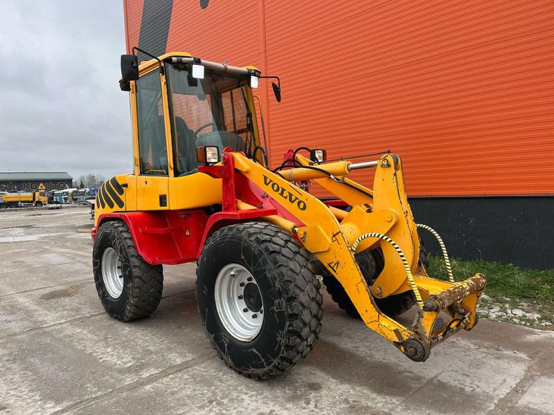 Volvo L 30 B-Z/X 4x4 AC / QUICK COUPLER / BUCKET + FORKS - Kolesový nakladač: obrázok 5 Volvo L 30 B-Z/X 4x4 AC / QUICK COUPLER / BUCKET + FORKS - Kolesový nakladač: obrázok 5