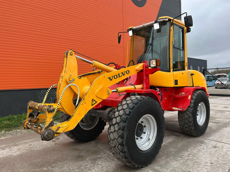 Volvo L 30 B-Z/X 4x4 AC / QUICK COUPLER / BUCKET + FORKS - Kolesový nakladač: obrázok 3 Volvo L 30 B-Z/X 4x4 AC / QUICK COUPLER / BUCKET + FORKS - Kolesový nakladač: obrázok 3