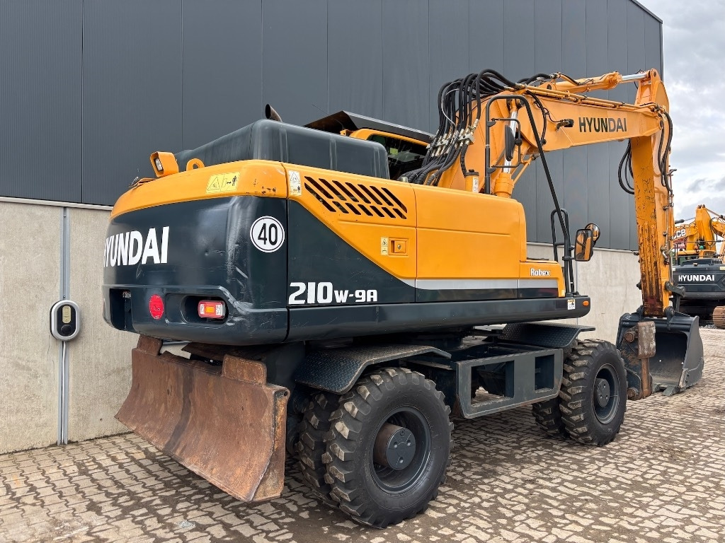 Hyundai Robex 210 W-9 A - 210 W - 200 W - 180 W - Kolesové rýpadlo: obrázok 4 Hyundai Robex 210 W-9 A - 210 W - 200 W - 180 W - Kolesové rýpadlo: obrázok 4