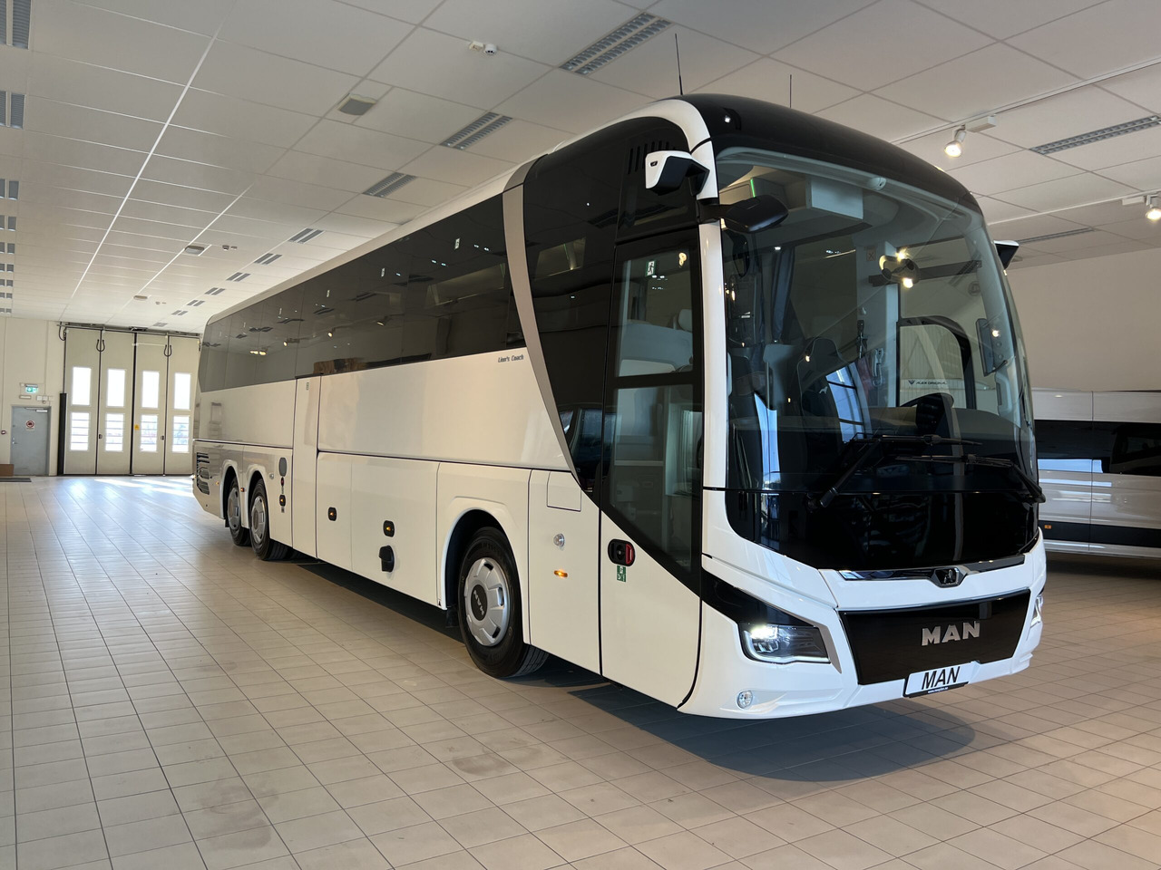 MAN Lions Coach R08 Euro 6E (Dark Edition) - Autokar: obrázok 2 MAN Lions Coach R08 Euro 6E (Dark Edition) - Autokar: obrázok 2